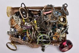 A TRAY OF ASSORTED COSTUME JEWELLERY, to include yellow and white metal necklaces of various