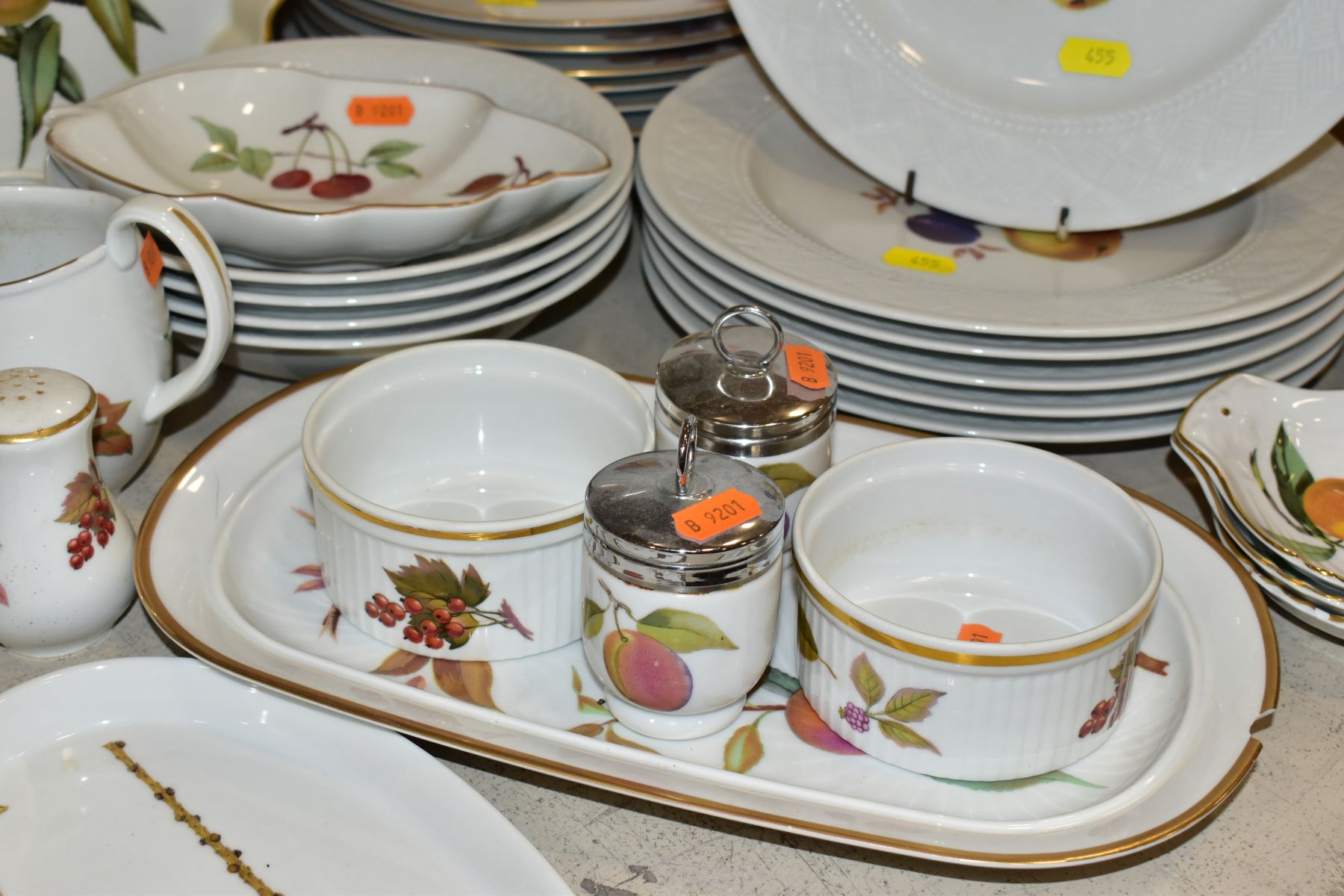 A QUANTITY OF ROYAL WORCESTER 'WILD HARVEST', 'EVESHAM' AND OTHER PATTERNS OVEN TO TABLE WARE, - Image 7 of 13