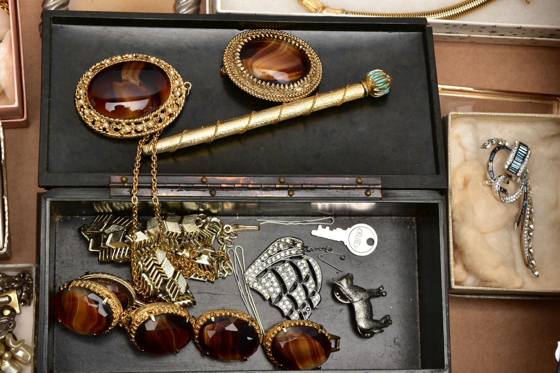 A BOX OF ASSORTED COSTUME JEWELLERY, EVENING GLOVES, AND OTHER ITEMS, to include imitation pearl - Image 4 of 8