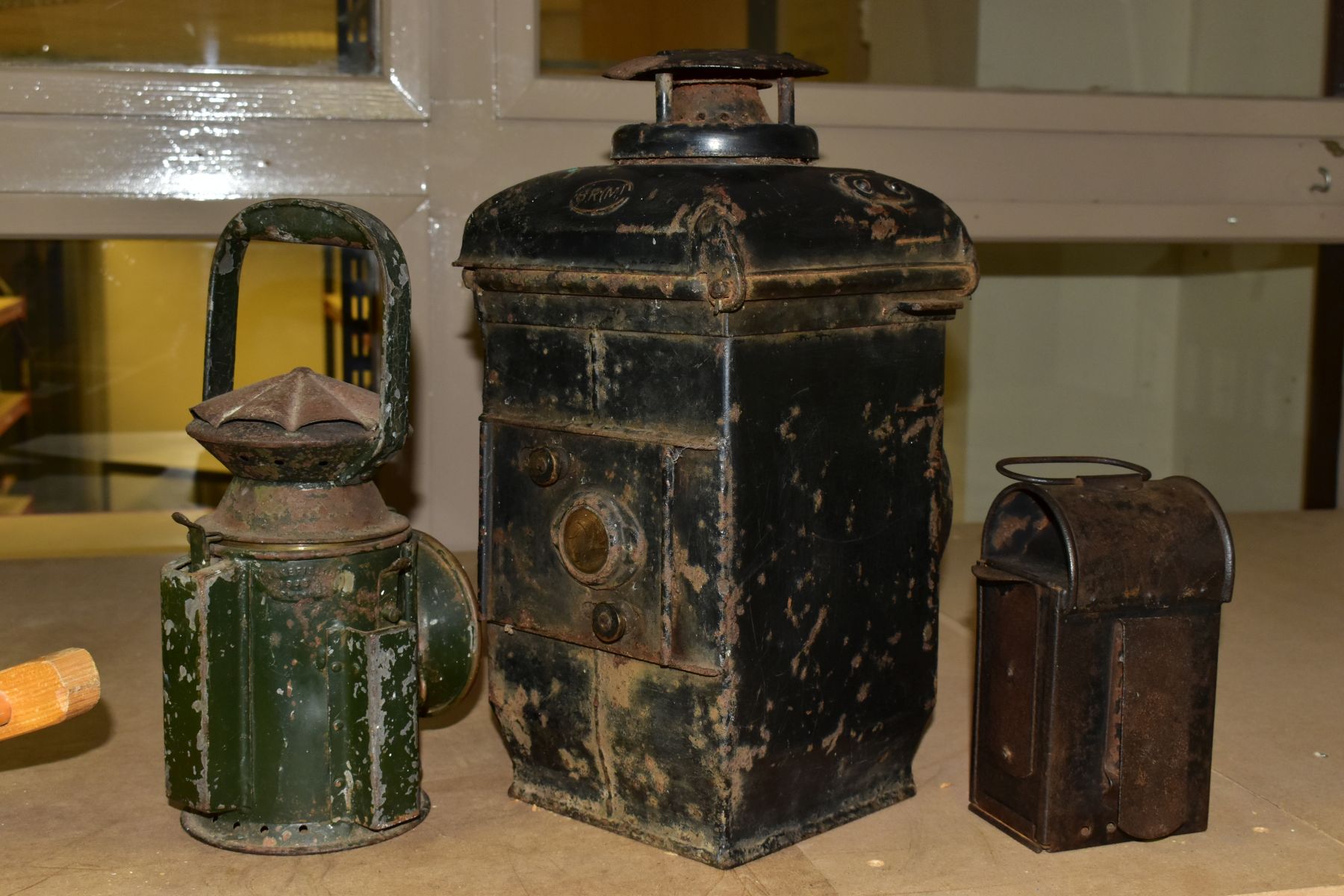 AN ADLAKE NO. 55 RAILWAY LAMP, black painted body with clear bulls eye lens, complete with lift - Image 5 of 8