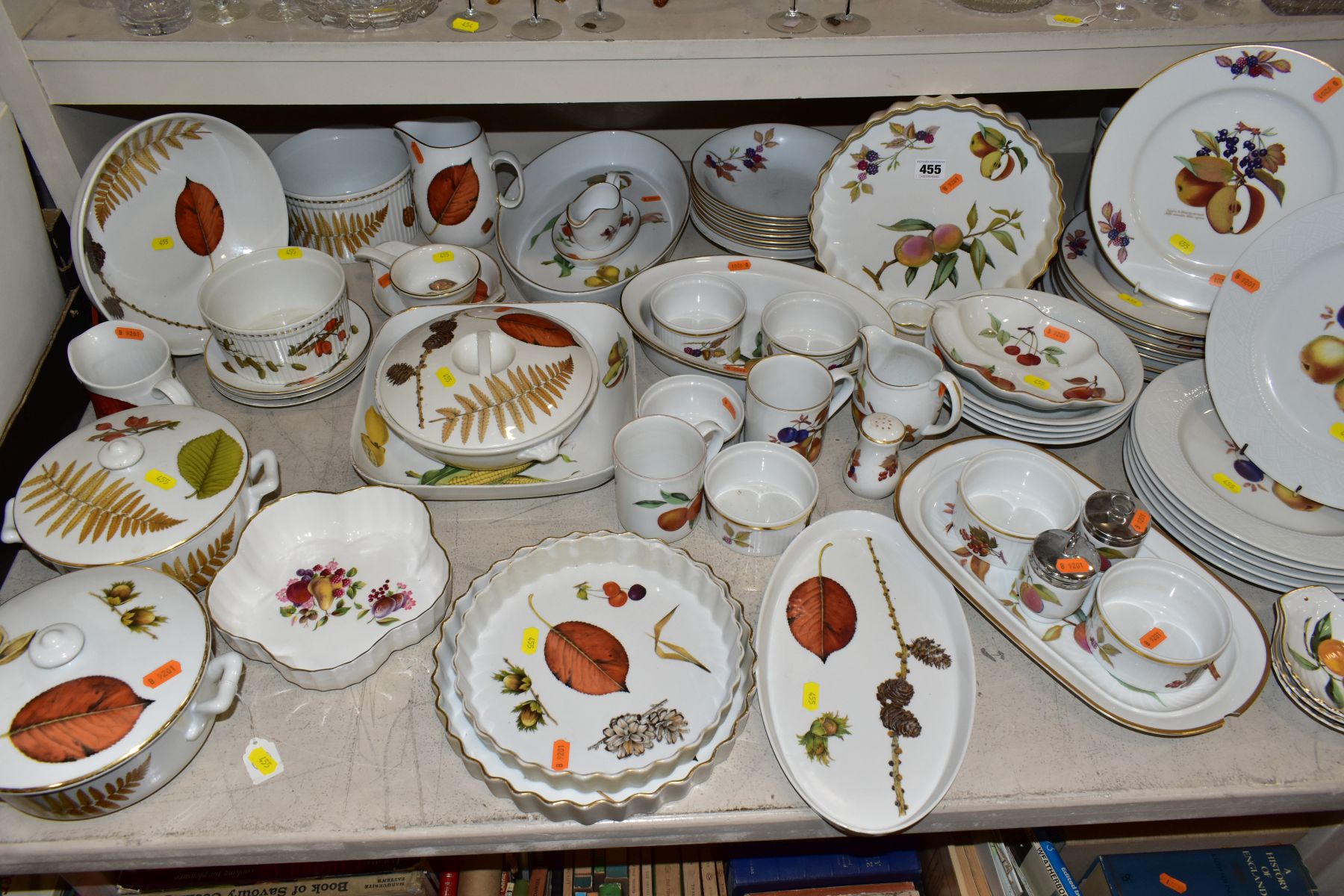 A QUANTITY OF ROYAL WORCESTER 'WILD HARVEST', 'EVESHAM' AND OTHER PATTERNS OVEN TO TABLE WARE,