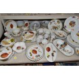 A QUANTITY OF ROYAL WORCESTER 'WILD HARVEST', 'EVESHAM' AND OTHER PATTERNS OVEN TO TABLE WARE,