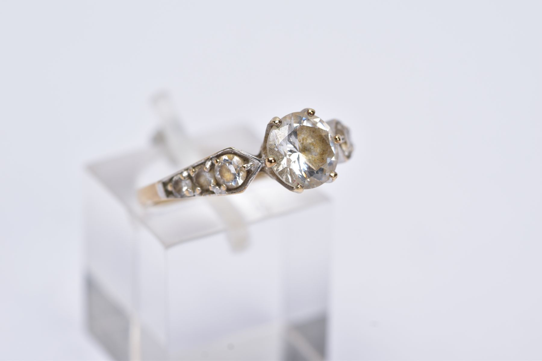 A 9CT GOLD CUBIC ZIRCONIA DRESS RING, ring size N, hallmarked 9ct gold, approximate gross weight 2.9 - Image 4 of 4
