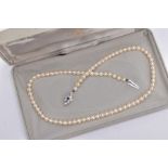 A MODERN SINGLE ROW OF CULTURED PEARLS STRUNG TO AN 18CT WHITE GOLD DIAMOND AND SAPPHIRE CLASP,