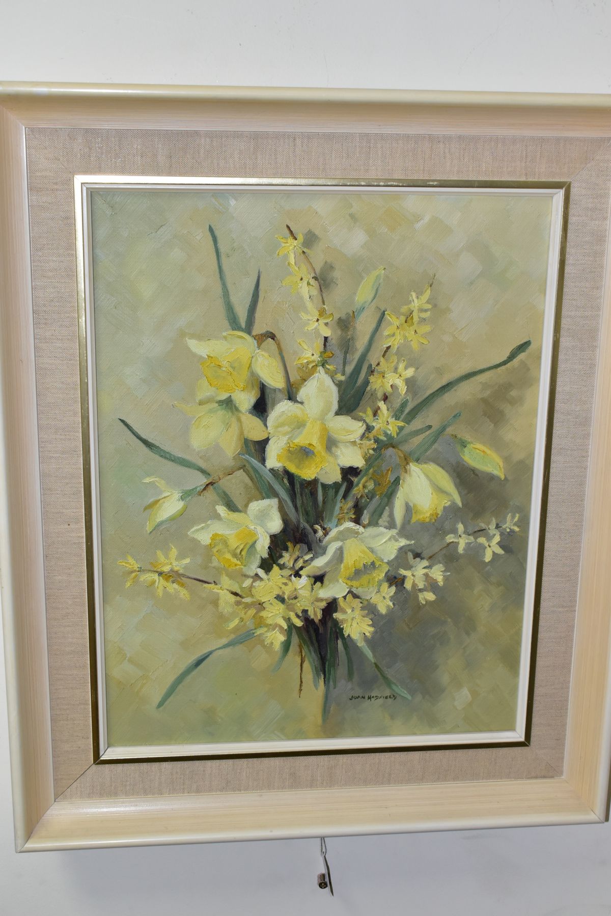 JOAN HADFIELD (20TH CENTURY), two oil on canvas flower studies, the first depicts daffodils and - Image 3 of 5