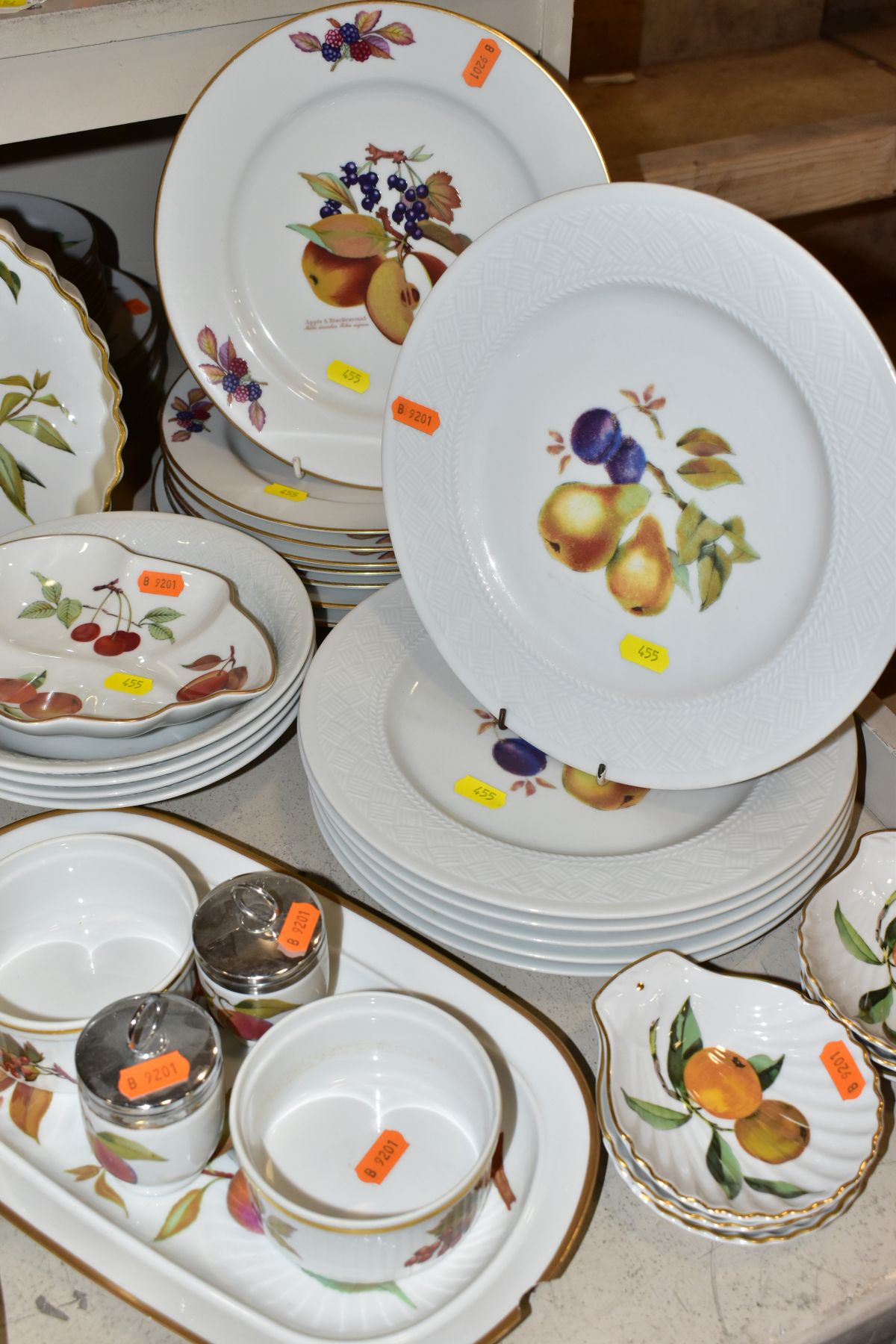 A QUANTITY OF ROYAL WORCESTER 'WILD HARVEST', 'EVESHAM' AND OTHER PATTERNS OVEN TO TABLE WARE, - Image 2 of 13