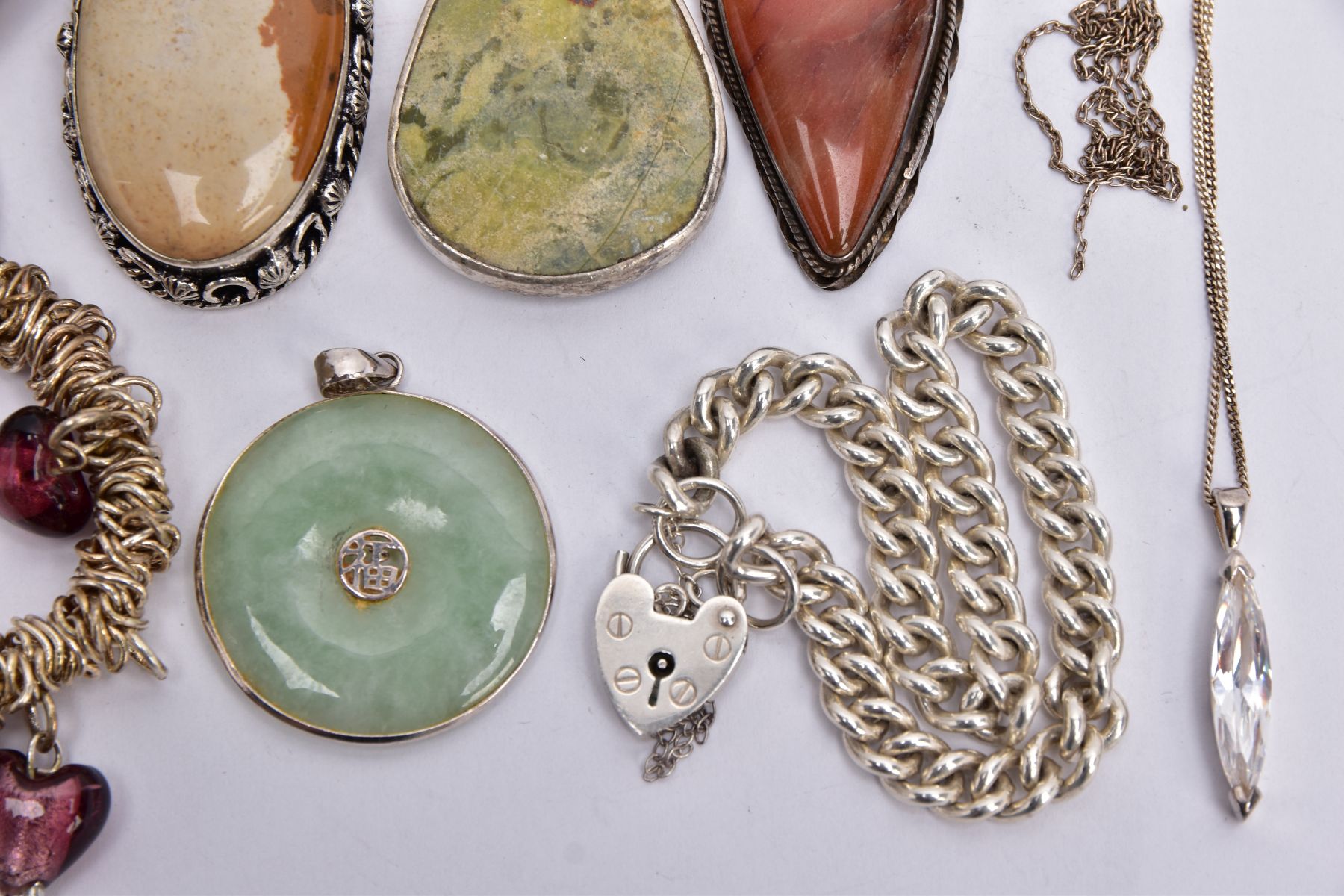 A BAG OF ASSORTED JEWELLERY ITEMS, to include a silver mounted jade pendant, fitted with a tapered - Image 5 of 5