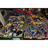 A QUANTITY OF ASSORTED K'NEX AND MAGNETIX CONSTRUCTION TOYS, to include various constructed car