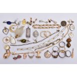 A BAG OF ASSORTED JEWELLERY, to include a 9ct white gold textured band, hallmarked 9ct gold