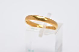 A 22CT GOLD WEDDING RING, measuring approximately 3mm in width, ring size N, ring slightly oval in