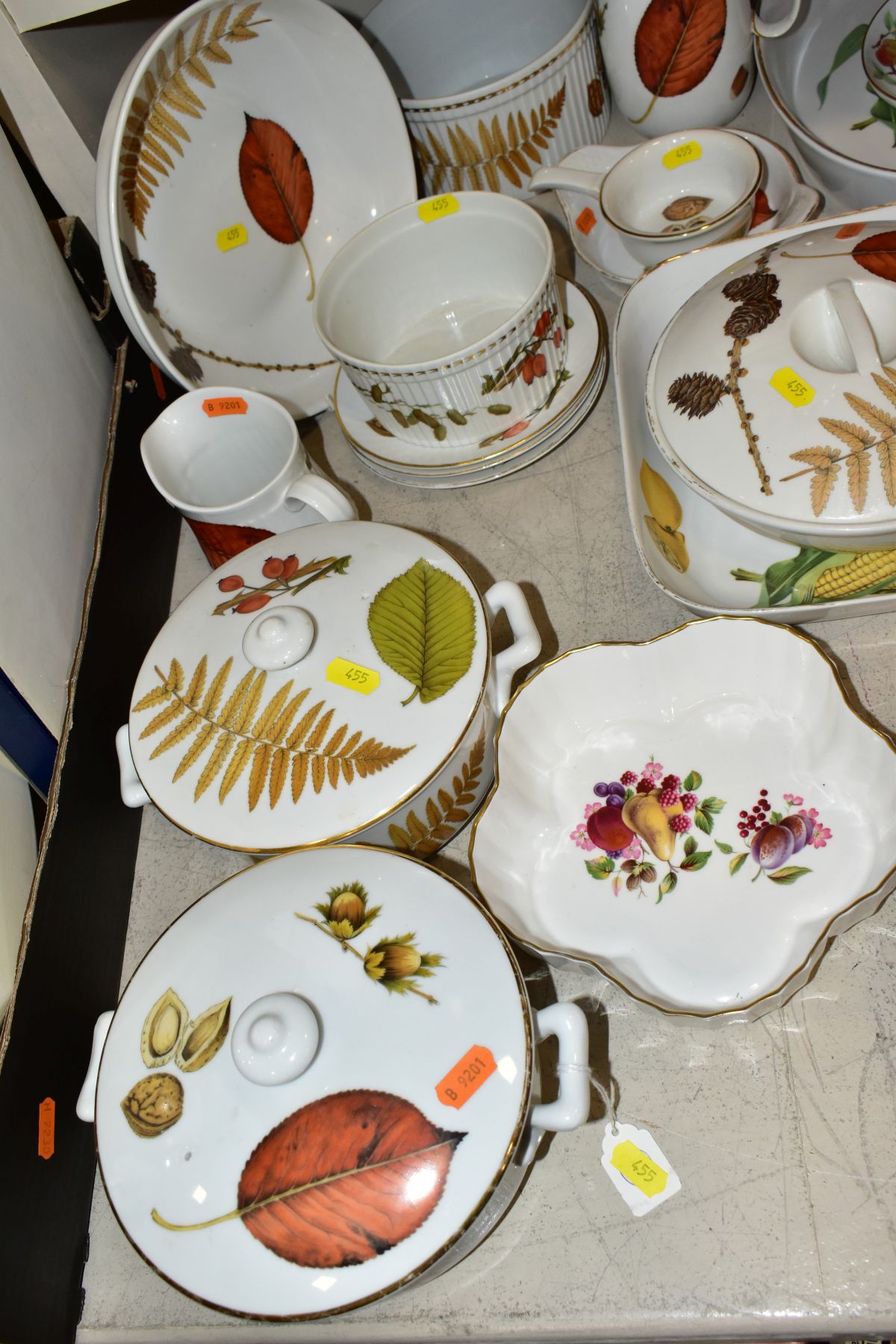 A QUANTITY OF ROYAL WORCESTER 'WILD HARVEST', 'EVESHAM' AND OTHER PATTERNS OVEN TO TABLE WARE, - Image 5 of 13