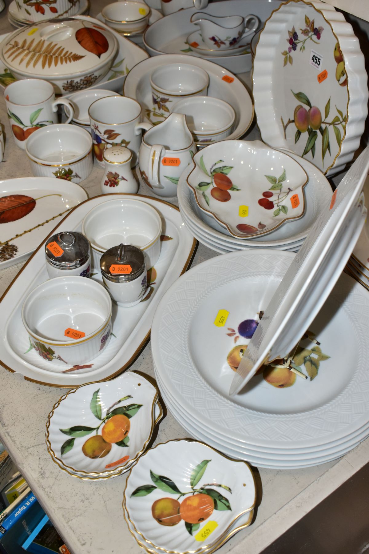 A QUANTITY OF ROYAL WORCESTER 'WILD HARVEST', 'EVESHAM' AND OTHER PATTERNS OVEN TO TABLE WARE, - Image 10 of 13