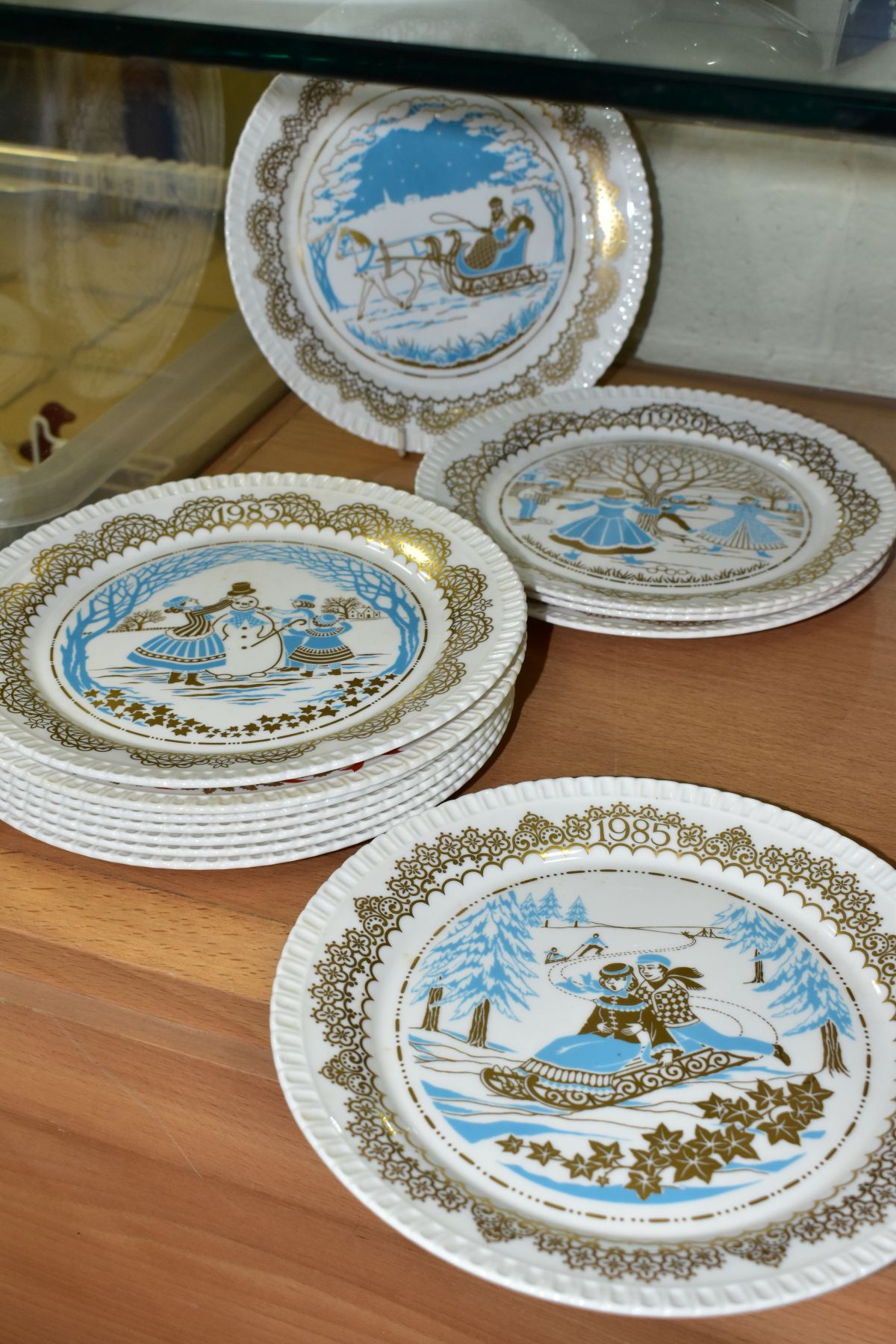 THIRTEEN SPODE CHRISTMAS PLATES, comprising 1974 (x 2), 1976-1980 with boxes, and Christmas Pastimes - Image 4 of 7