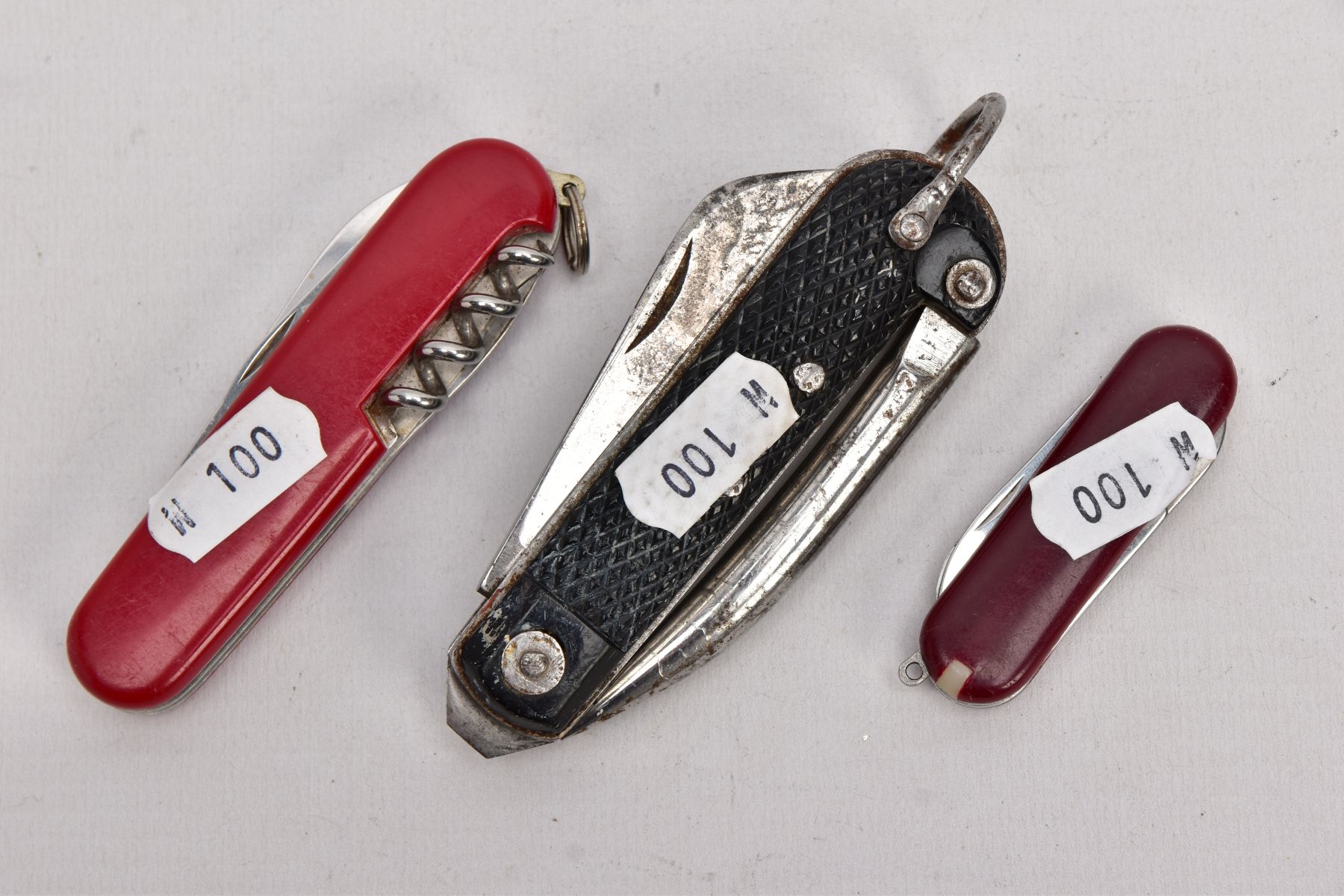 THREE POCKET KNIVES, to include a multi-purpose 'Queen Elizabeth II' pocket knife, a small red - Image 2 of 4