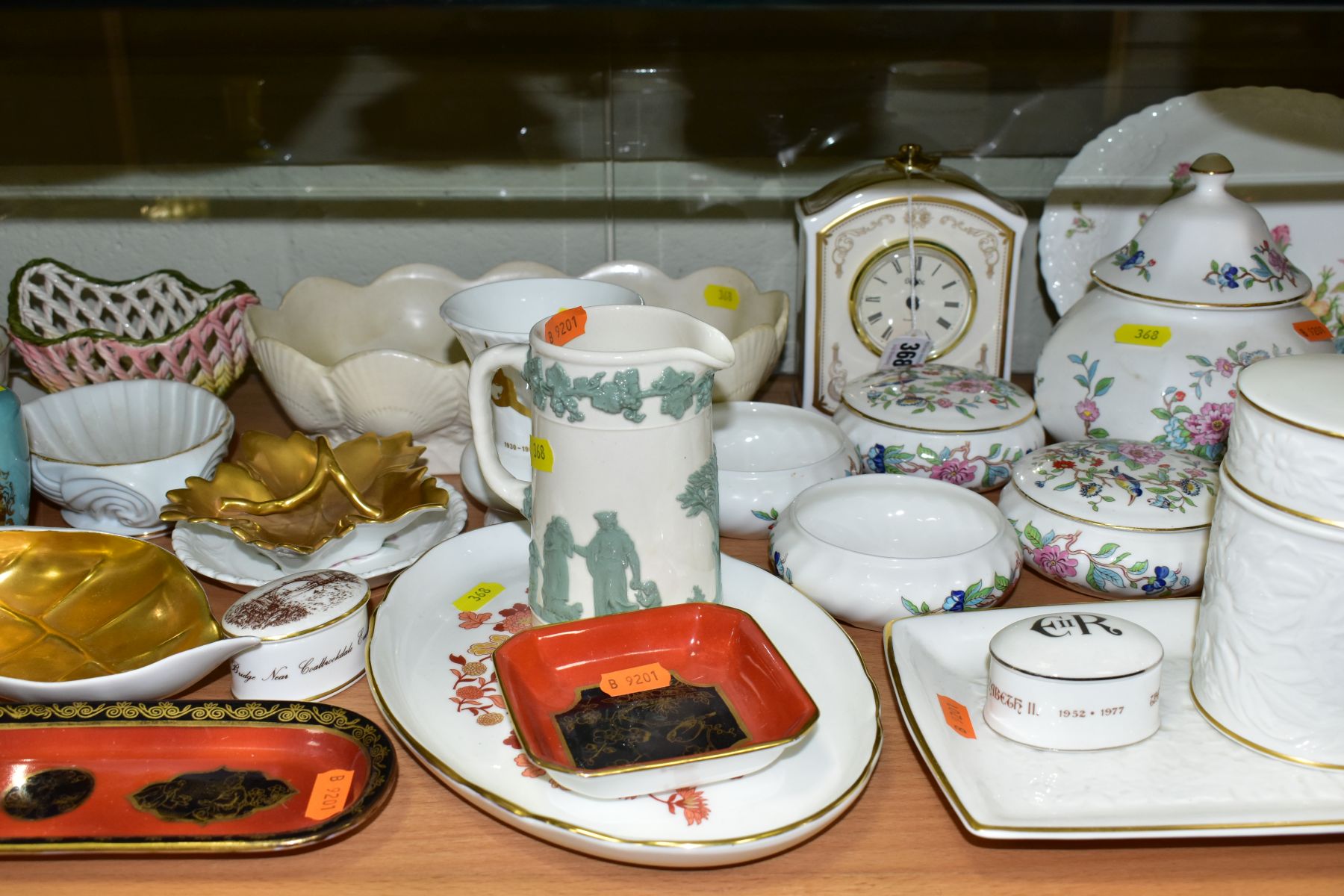 A QUANTITY OF ASSORTED CERAMICS AND GIFTWARE BY SPODE, COALPORT, ROYAL DOULTON, etc, including a