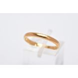 A 22CT GOLD WEDDING RING, measuring approximately 2.3mm in width, ring size O, hallmarked 22ct
