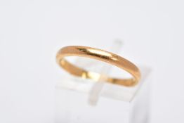 A 22CT GOLD WEDDING RING, measuring approximately 2.3mm in width, ring size O, hallmarked 22ct