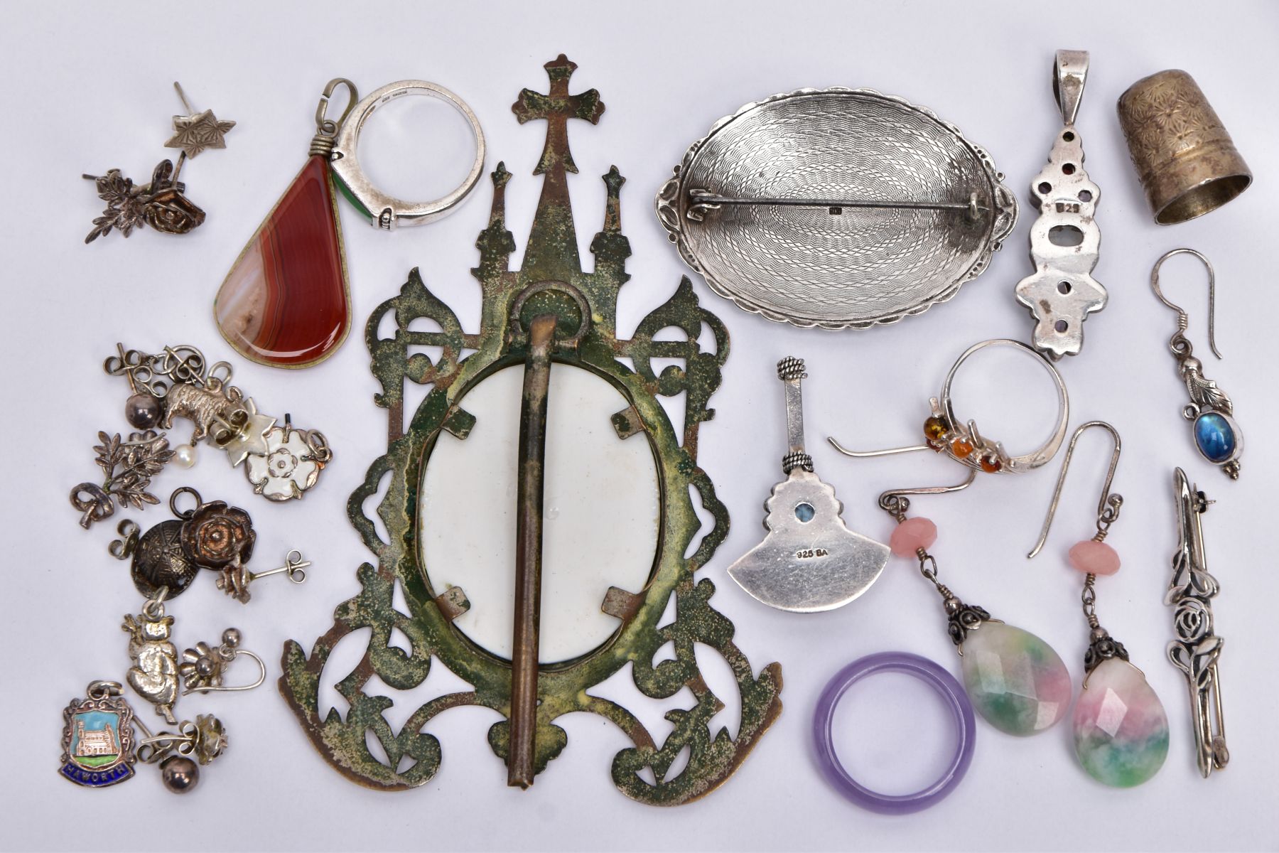 A BAG OF ASSORTED ITEMS, to include a white metal drop pendant set with a central oval moonstone - Image 5 of 5