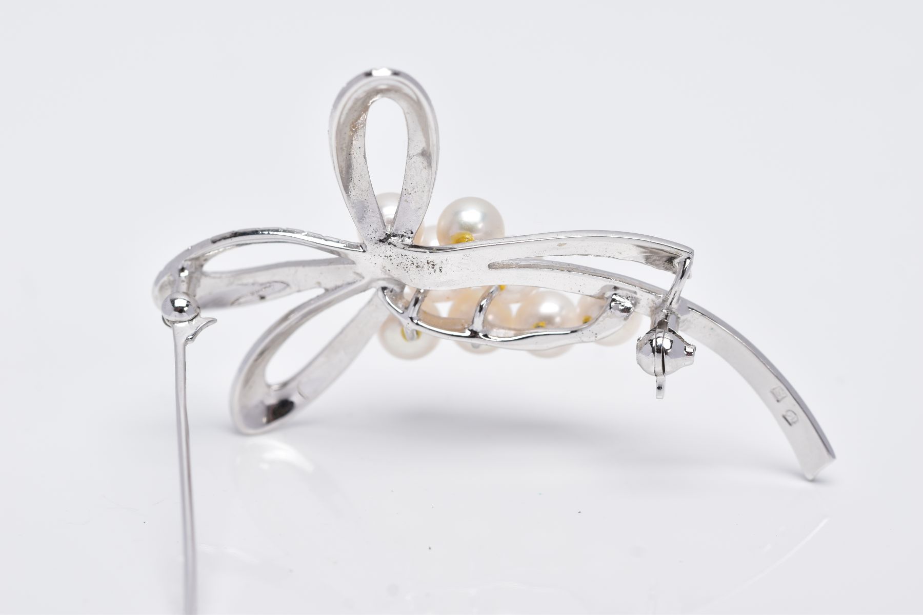 A MIKIMOTO CULTURED PEARL BROOCH, eight cultured pearls set to two arched scroll textured - Image 2 of 6