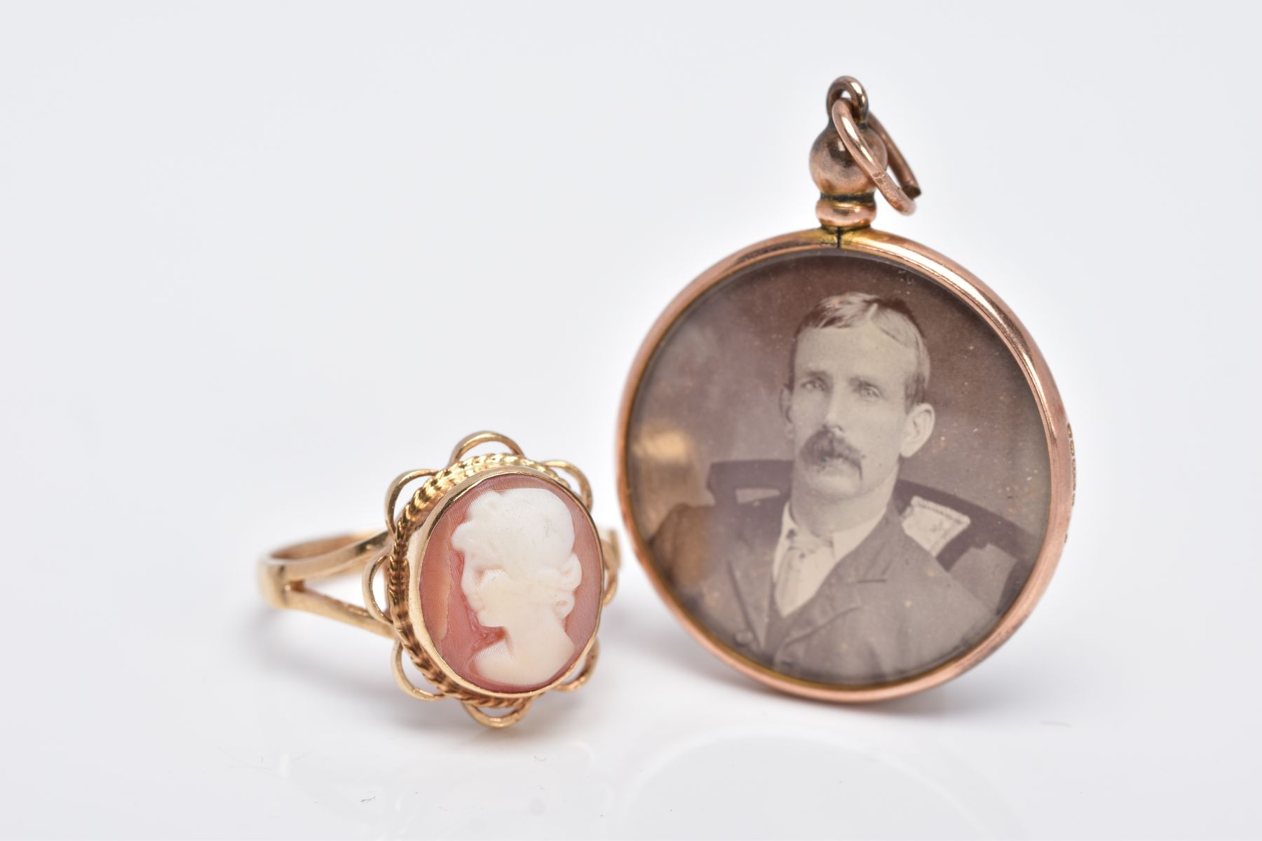 A 9CT GOLD CAMEO RING AND A DOUBLE SIDED PHOTOGRAPH, of an oval form, depicting a lady in profile,