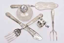 A SILVER MOUNTED CUT GLASS JAR, SILVER NAPKIN, SILVER HANDLED TRIDENT FORK AND A THREE PIECE WHITE
