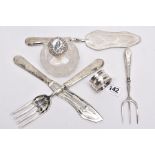 A SILVER MOUNTED CUT GLASS JAR, SILVER NAPKIN, SILVER HANDLED TRIDENT FORK AND A THREE PIECE WHITE