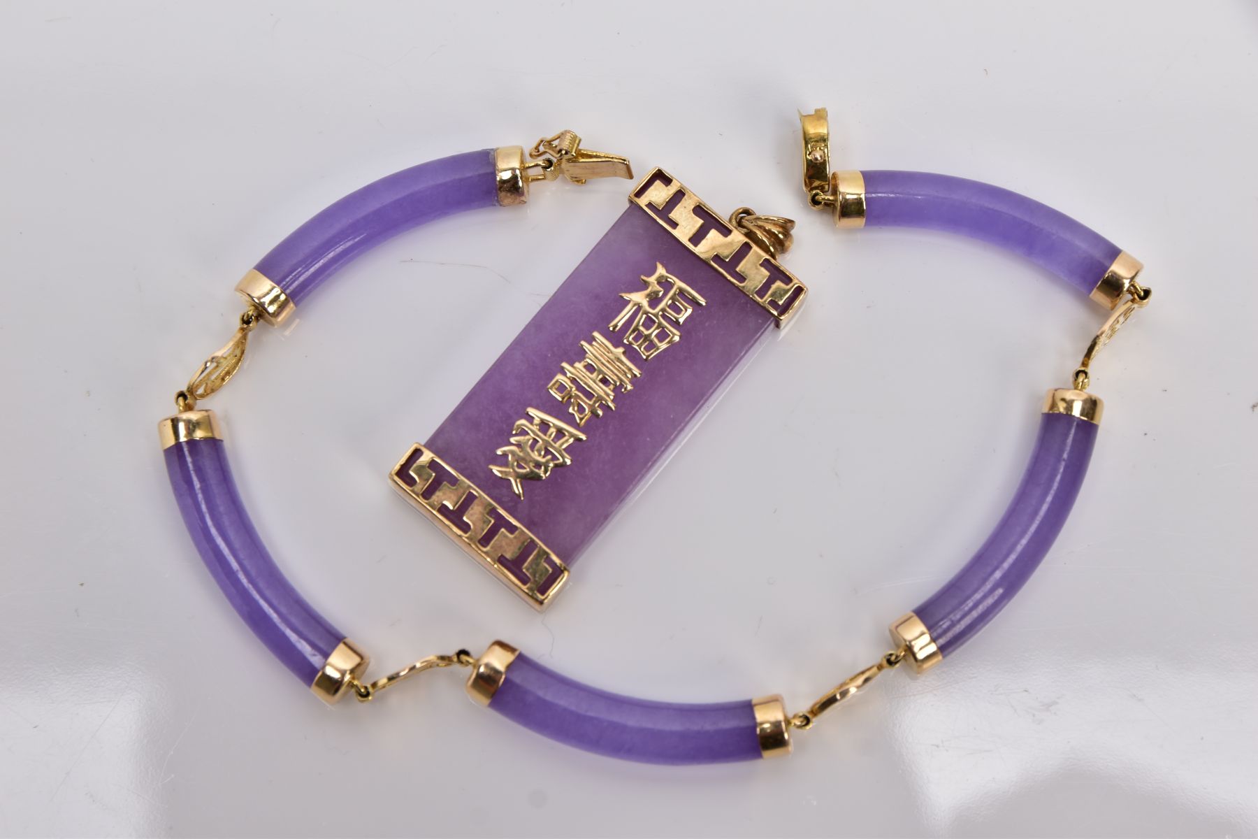 A 14CT GOLD LAVENDER JADE BRACELET AND A 9CT GOLD LAVENDER JADE PENDANT, the bracelet designed