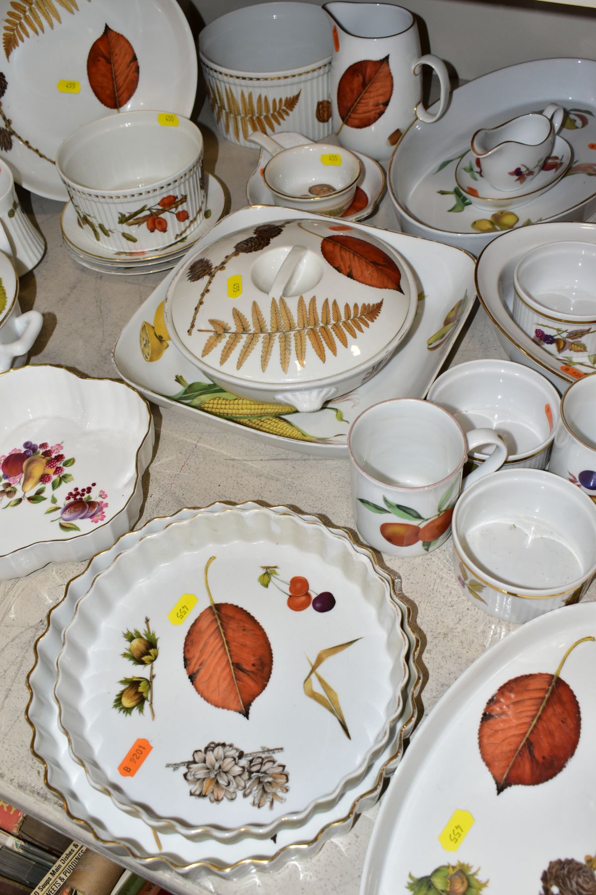 A QUANTITY OF ROYAL WORCESTER 'WILD HARVEST', 'EVESHAM' AND OTHER PATTERNS OVEN TO TABLE WARE, - Image 4 of 13