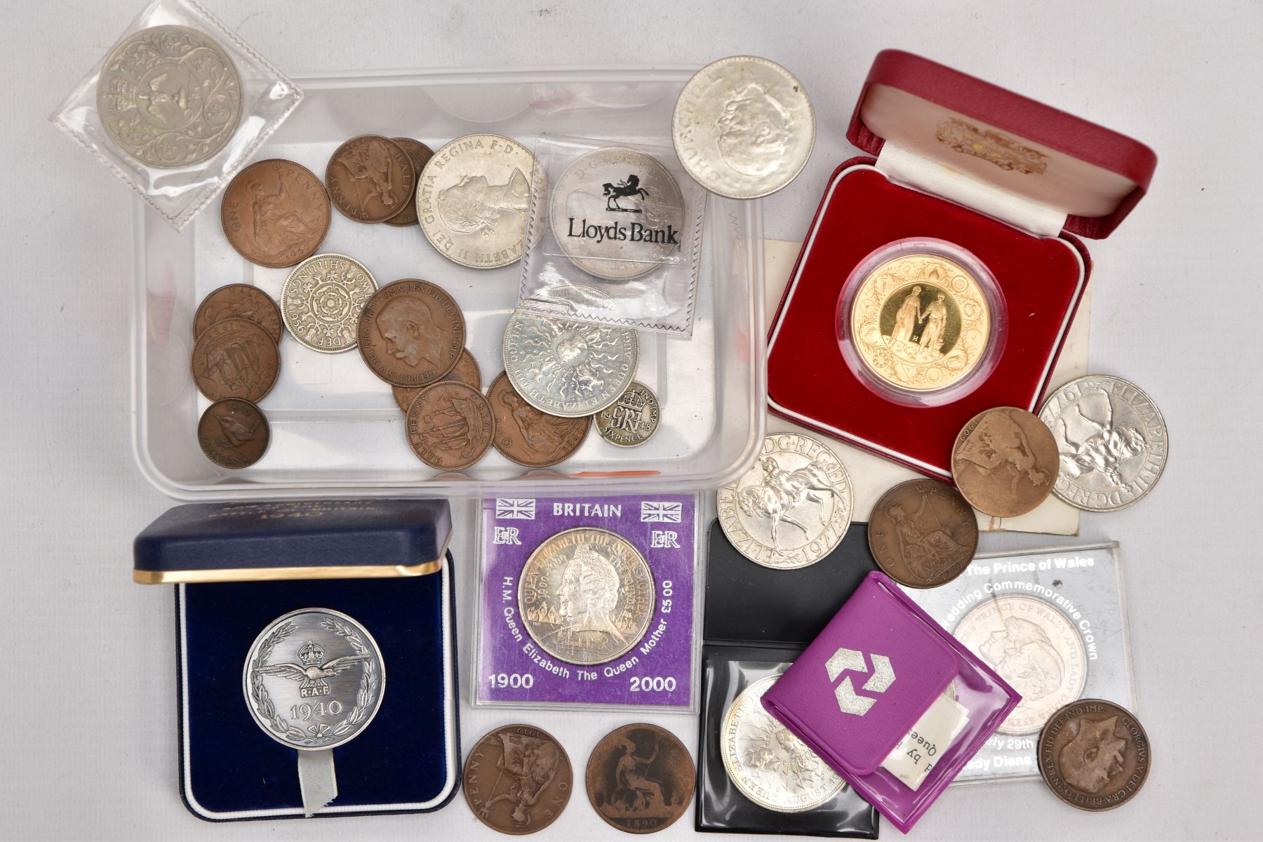 A PLASTIC TRAY CONTAINING COMMEMORATIVES AND MEDALLIONS, to include a boxed 50th Anniversary R.A.