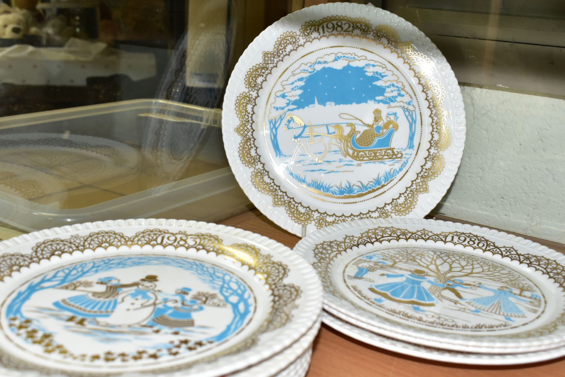 THIRTEEN SPODE CHRISTMAS PLATES, comprising 1974 (x 2), 1976-1980 with boxes, and Christmas Pastimes - Image 5 of 7