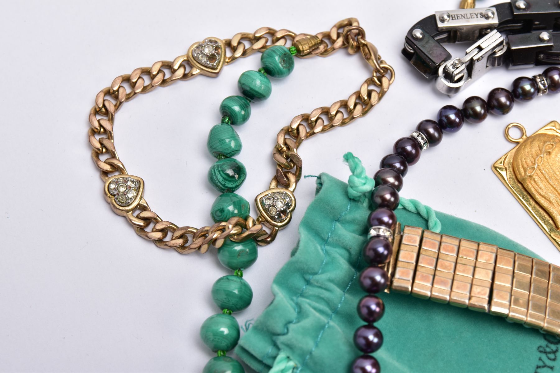 A BAG OF ASSORTED JEWELLERY, to include a graduated malachite bead necklace fitted with a screw - Image 4 of 4