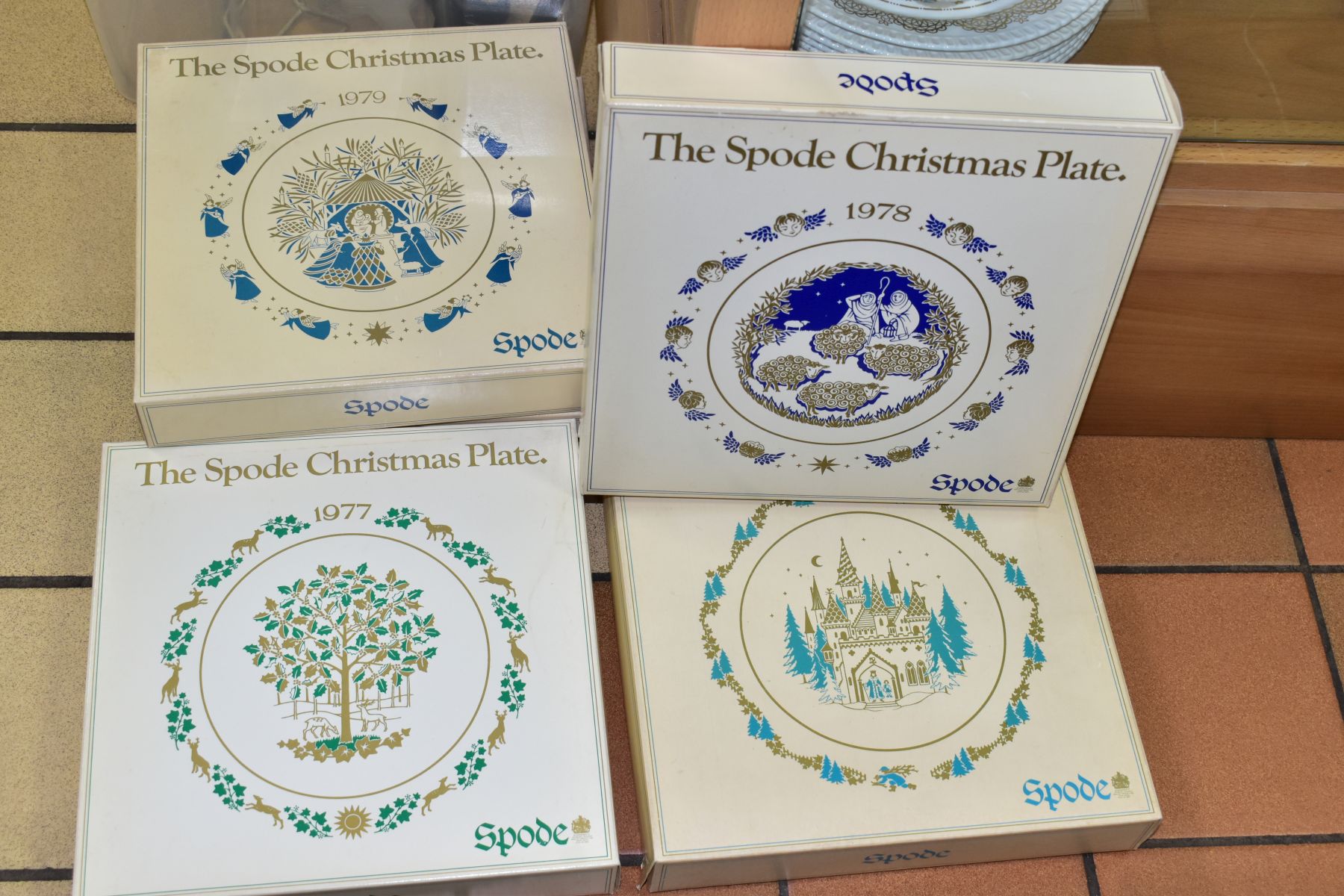 THIRTEEN SPODE CHRISTMAS PLATES, comprising 1974 (x 2), 1976-1980 with boxes, and Christmas Pastimes - Image 7 of 7