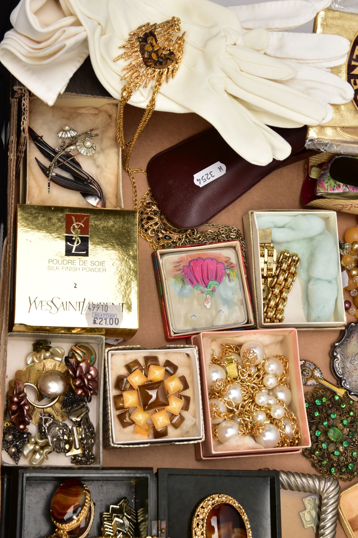 A BOX OF ASSORTED COSTUME JEWELLERY, EVENING GLOVES, AND OTHER ITEMS, to include imitation pearl - Image 5 of 8