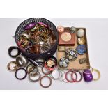 A HAT BOX FILLED WITH BANGLES AND A TRAY OF ASSORTED TRINKET BOXES, resin, yellow and white metal,