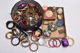 A HAT BOX FILLED WITH BANGLES AND A TRAY OF ASSORTED TRINKET BOXES, resin, yellow and white metal,