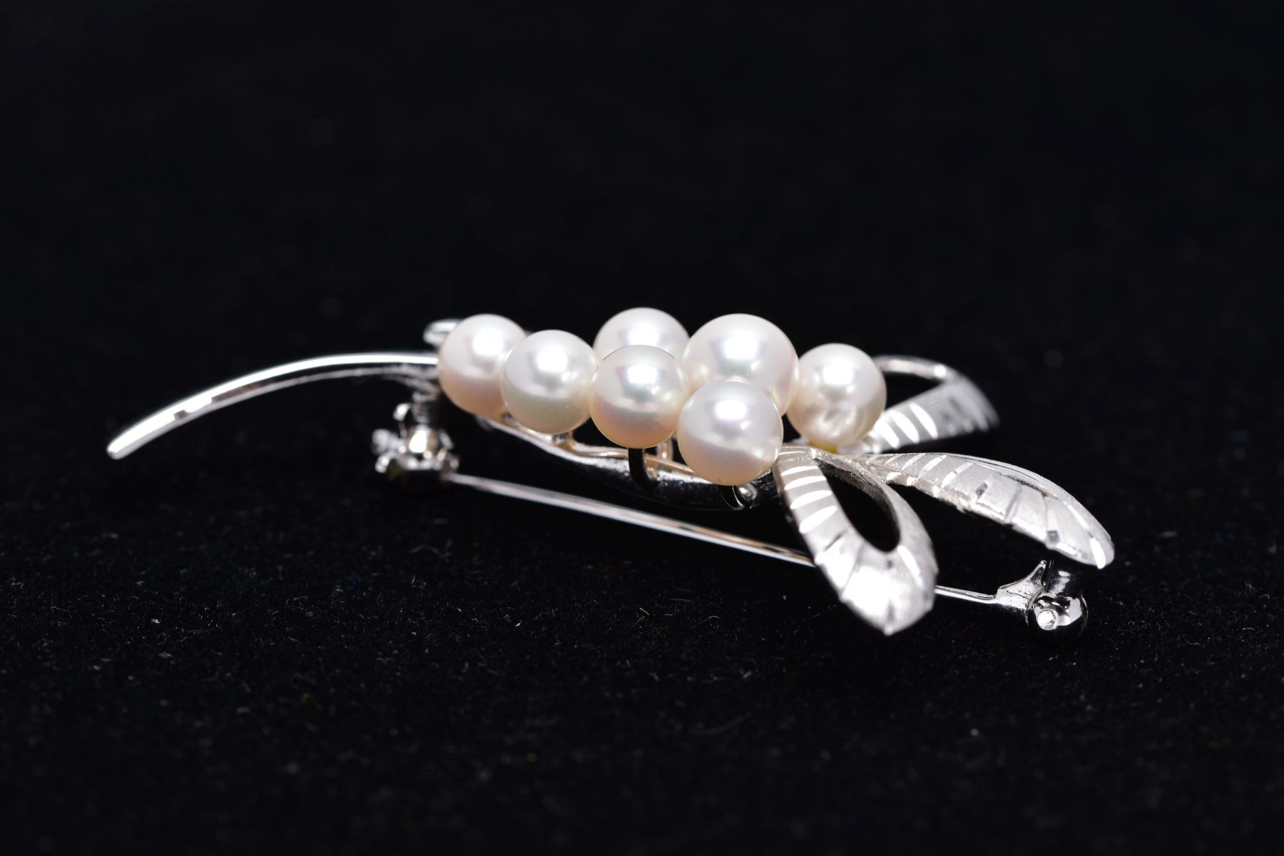 A MIKIMOTO CULTURED PEARL BROOCH, eight cultured pearls set to two arched scroll textured - Image 5 of 6