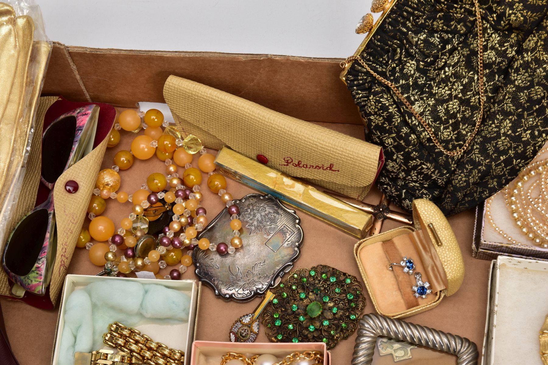 A BOX OF ASSORTED COSTUME JEWELLERY, EVENING GLOVES, AND OTHER ITEMS, to include imitation pearl - Image 3 of 8