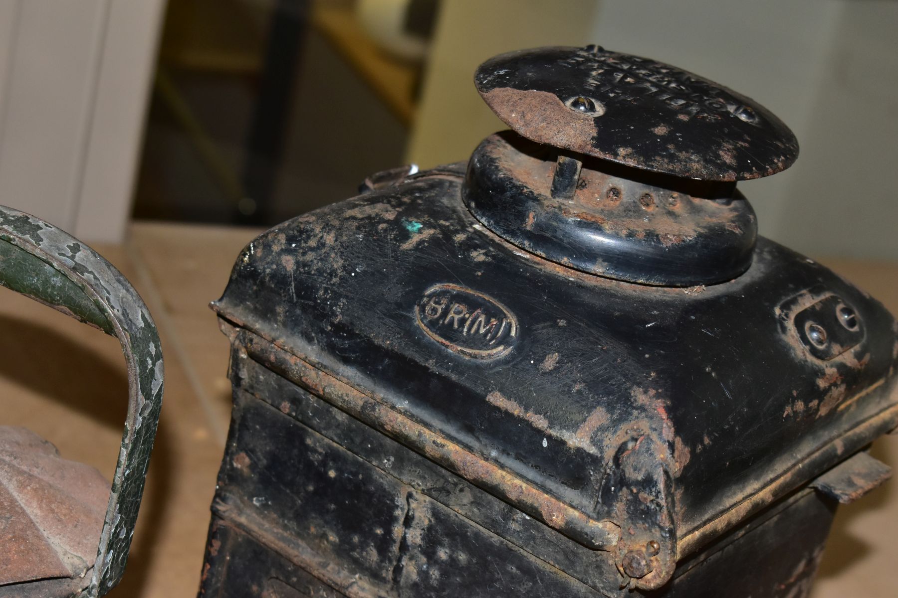 AN ADLAKE NO. 55 RAILWAY LAMP, black painted body with clear bulls eye lens, complete with lift - Image 7 of 8