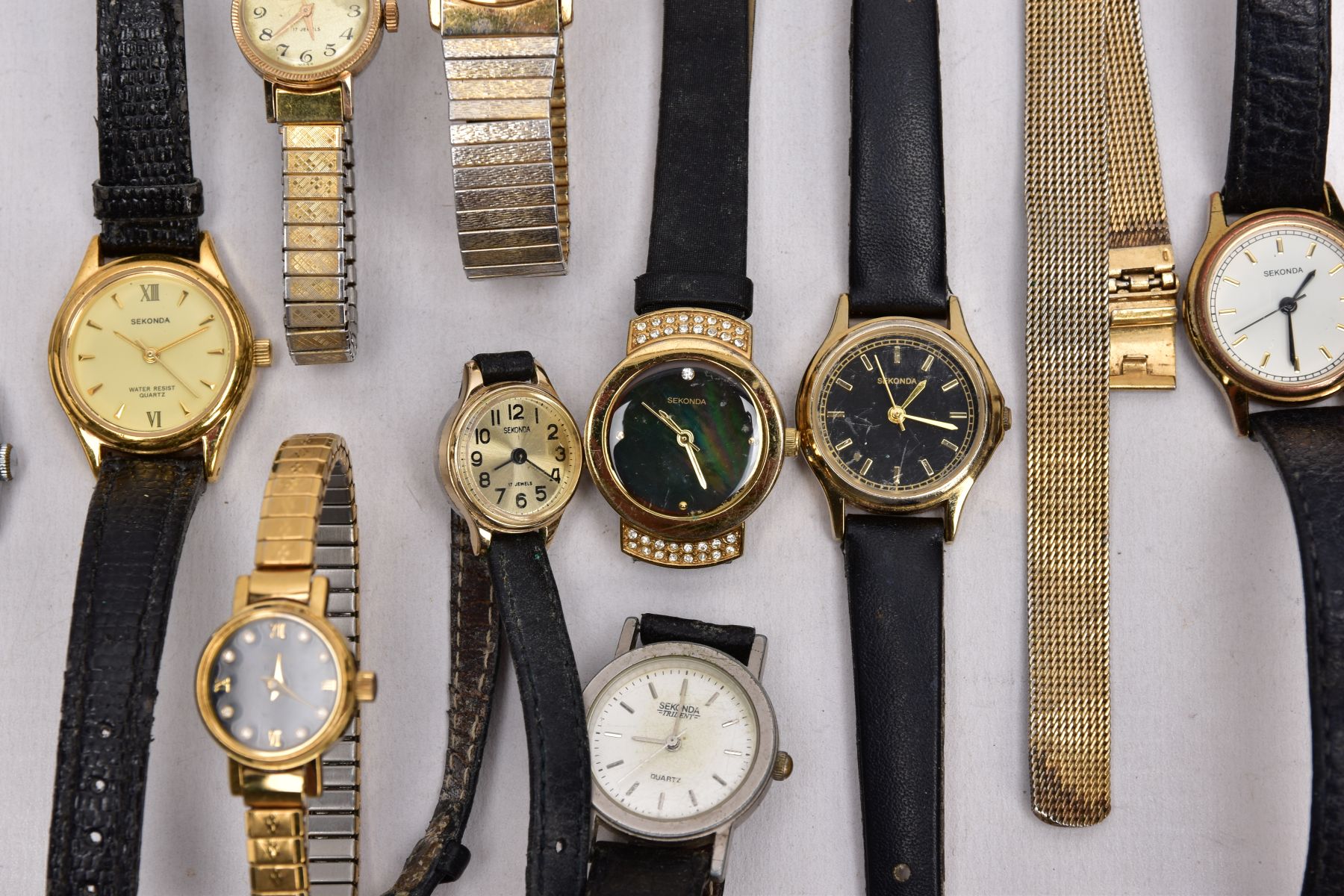 A BAG OF TWENTY 'SEKONDA' WRISTWATCHES AND A 'SEKONDA' WATCH FOB, mostly ladies quartz watches, of - Image 6 of 10