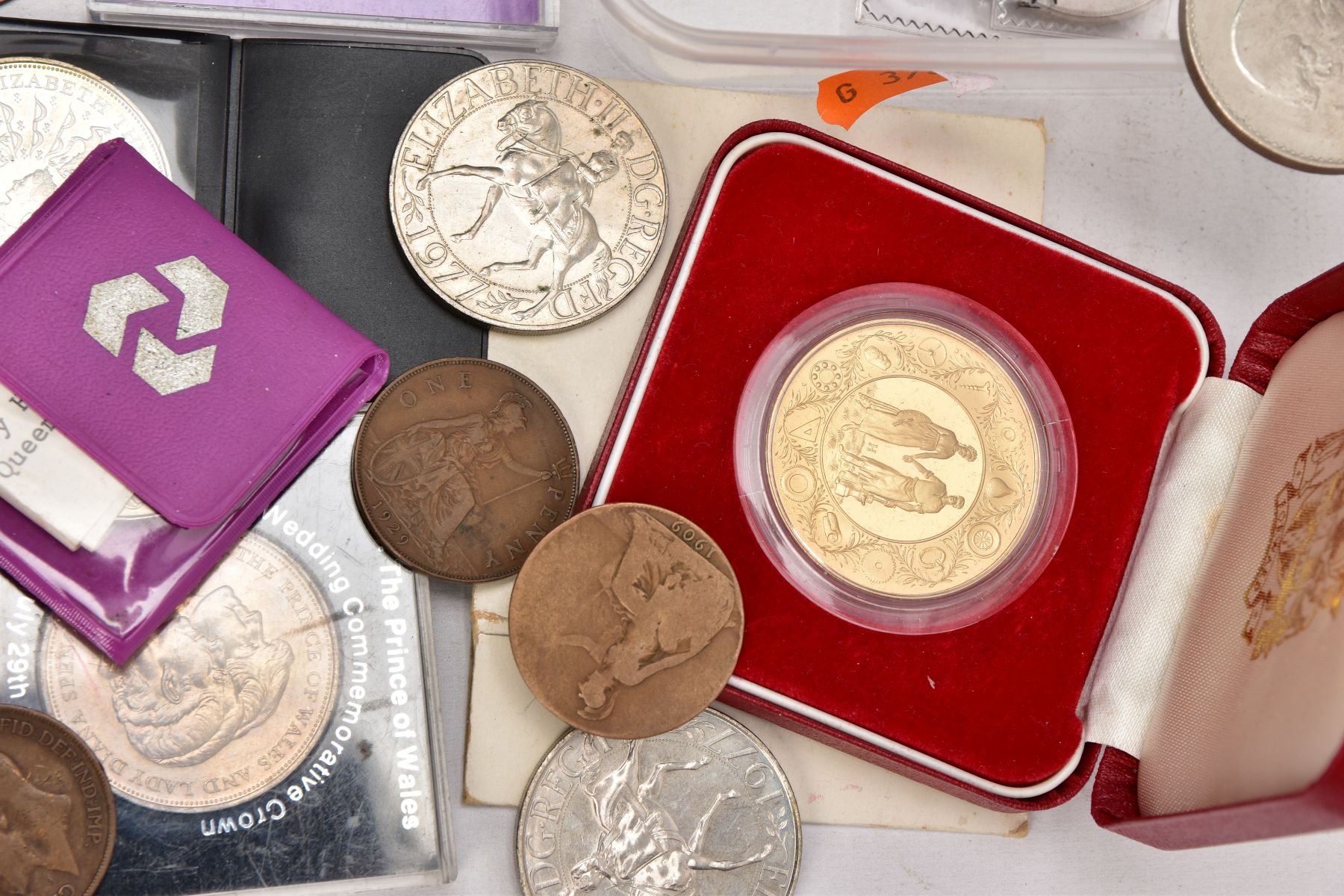 A PLASTIC TRAY CONTAINING COMMEMORATIVES AND MEDALLIONS, to include a boxed 50th Anniversary R.A. - Image 3 of 3