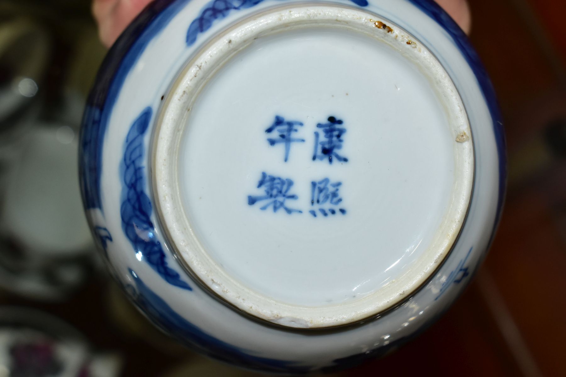 A CHINESE BLUE AND WHITE STORAGE JAR, decorated with figures in an arched doorway to a palace or - Image 5 of 5