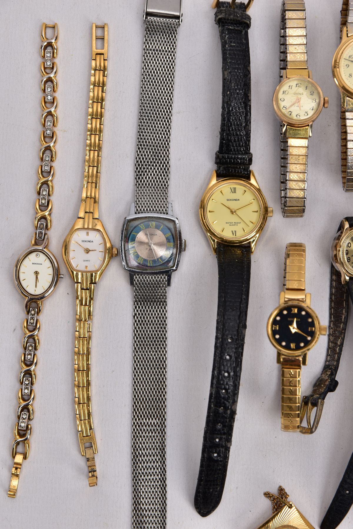 A BAG OF TWENTY 'SEKONDA' WRISTWATCHES AND A 'SEKONDA' WATCH FOB, mostly ladies quartz watches, of - Image 4 of 10