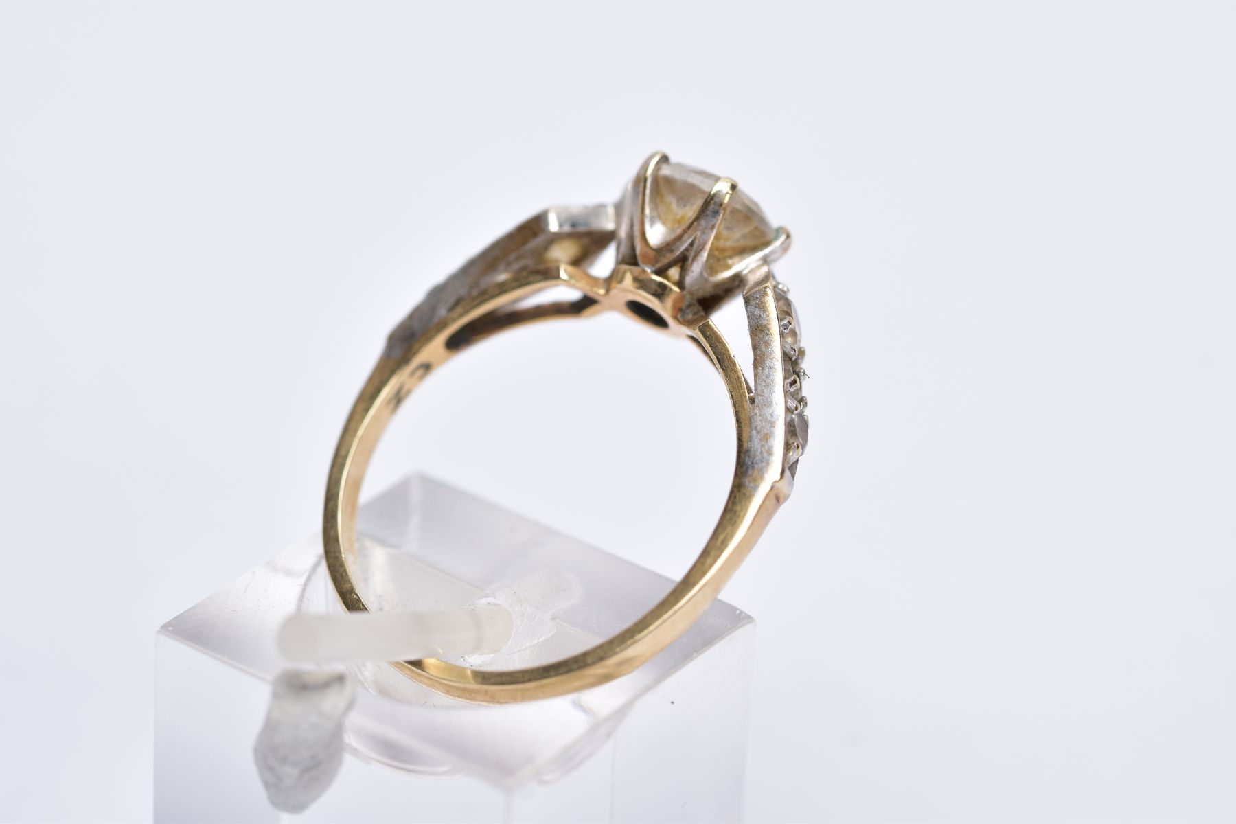 A 9CT GOLD CUBIC ZIRCONIA DRESS RING, ring size N, hallmarked 9ct gold, approximate gross weight 2.9 - Image 3 of 4