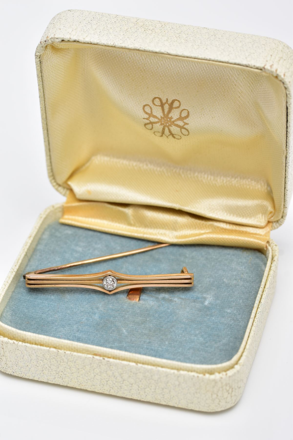 A YELLOW METAL DIAMOND BROOCH, openwork bar brooch set with a round brilliant cut diamond within a - Image 4 of 4