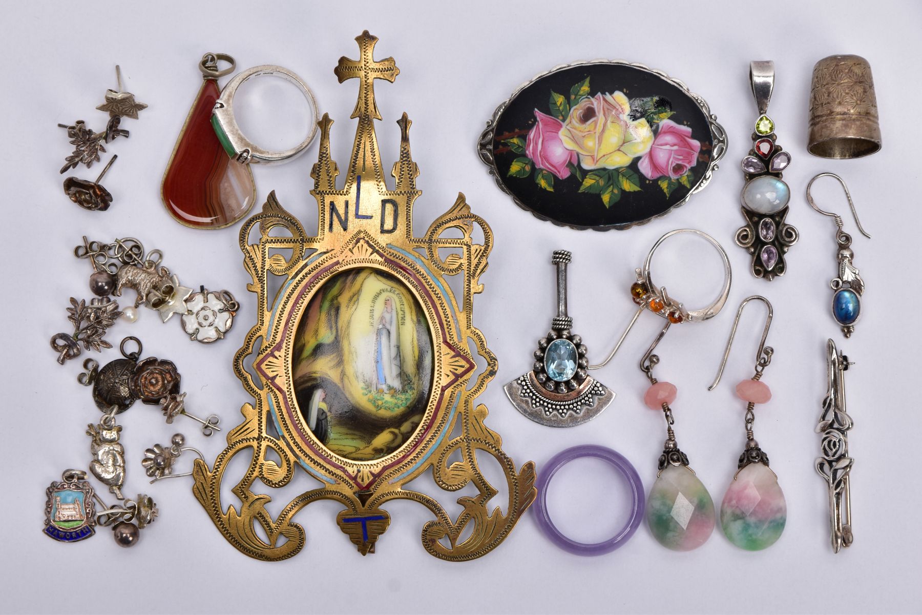 A BAG OF ASSORTED ITEMS, to include a white metal drop pendant set with a central oval moonstone