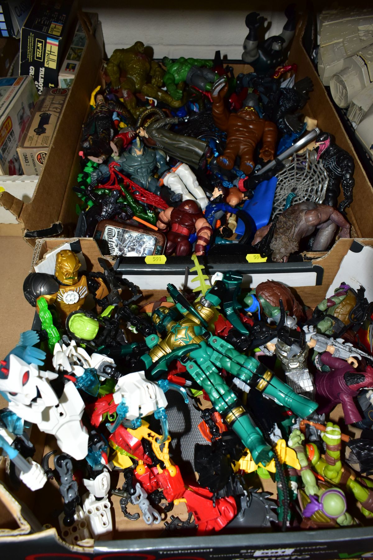 A QUANTITY OF ASSORTED MODERN ACTION FIGURES, to include Spiderman, Teenage Mutant Turtles,