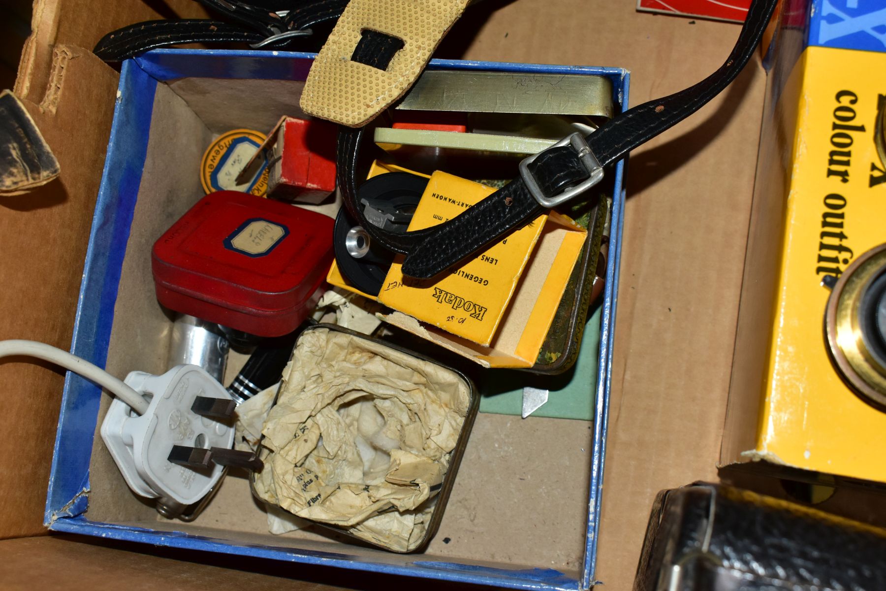 A GROUP OF RADIO'S, TYPEWRITERS, CAMERAS, ETC, including a Roberts R404 radio with envelope of - Image 12 of 14