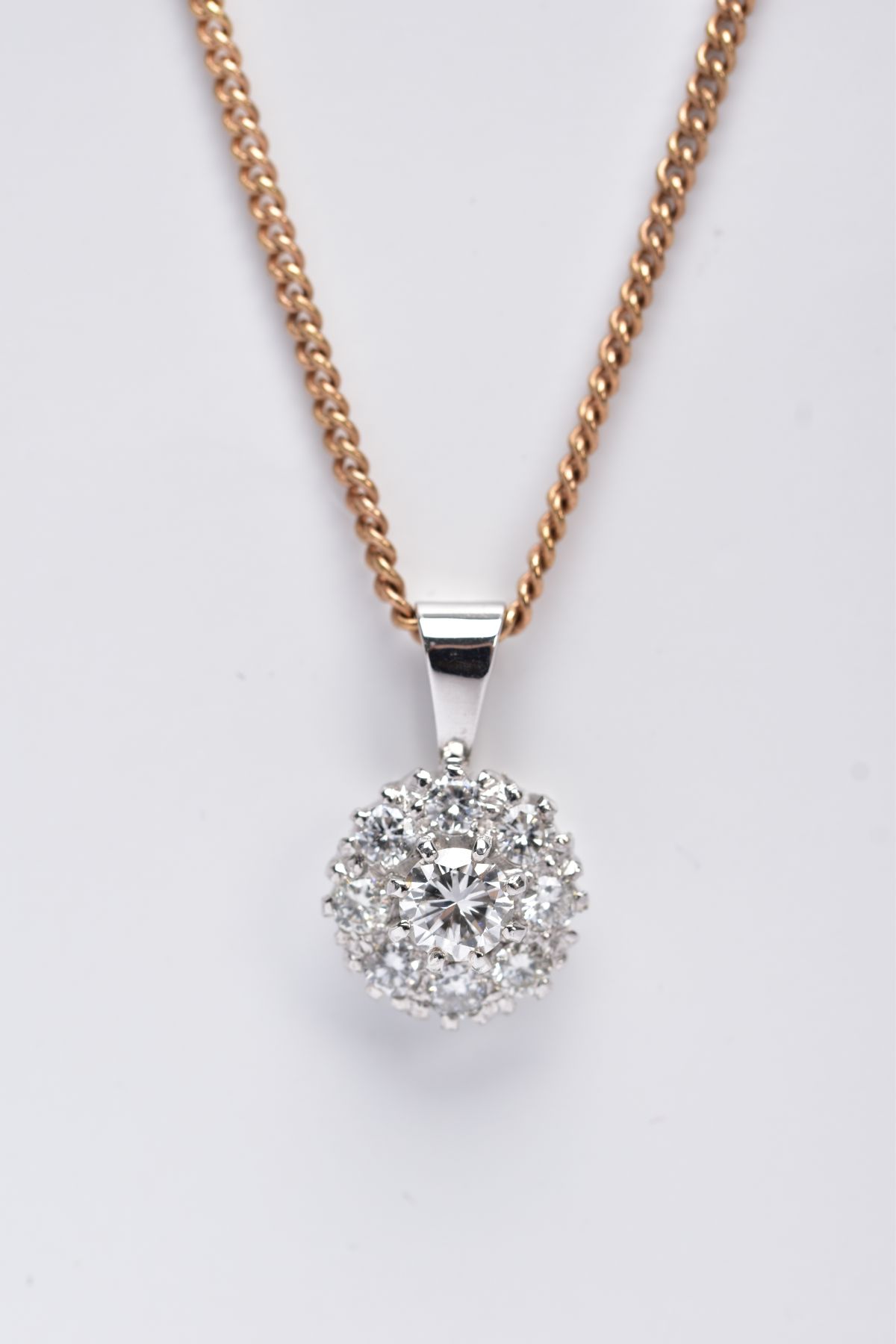 A LATE 20TH CENTURY ROUND DIAMOND CLUSTER PENDANT AND CHAIN, centring on a modern round brilliant
