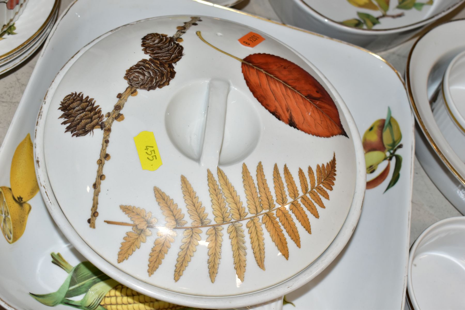 A QUANTITY OF ROYAL WORCESTER 'WILD HARVEST', 'EVESHAM' AND OTHER PATTERNS OVEN TO TABLE WARE, - Image 9 of 13