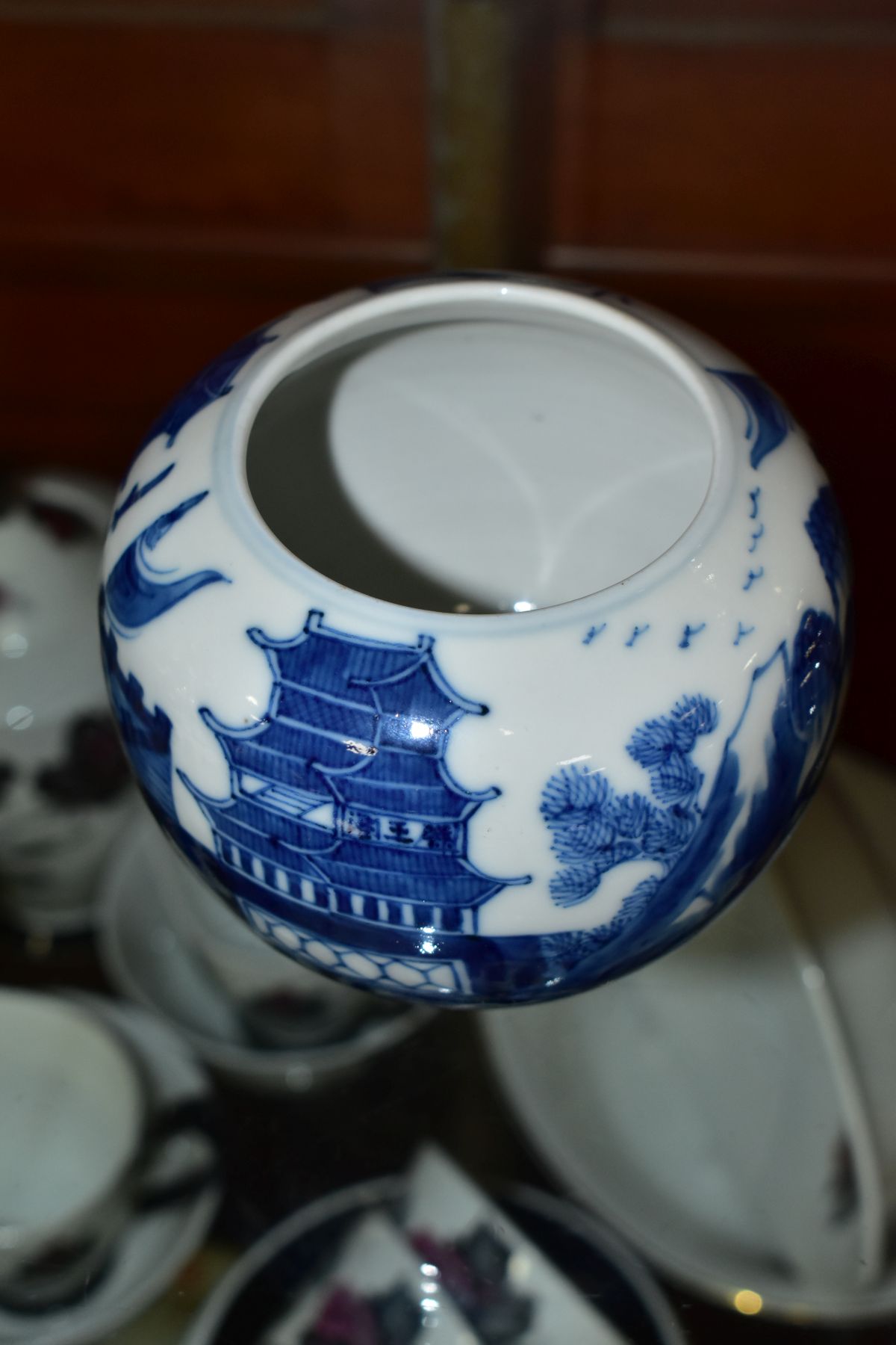 A CHINESE BLUE AND WHITE STORAGE JAR, decorated with figures in an arched doorway to a palace or - Image 4 of 5